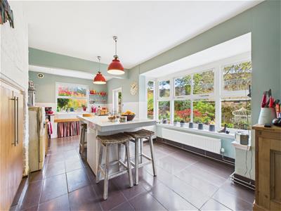 Spacious Fitted Kitchen